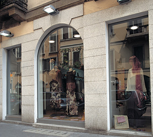 Frames for Shops with Large Showcases in Various Shapes and Sizes with Profiles Hidden in the Wall and Shatterproof Glass
