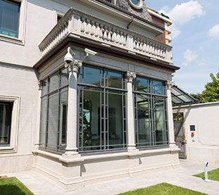 Infissi di Design Stile Classico per Ristrutturazione Edificio Storico