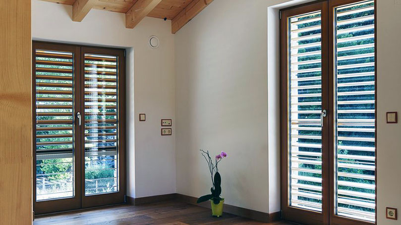 Aluminium motorized venetian blinds for residential building French windows
