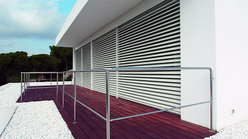 Aluminium motorized venetian blinds for hospitality building