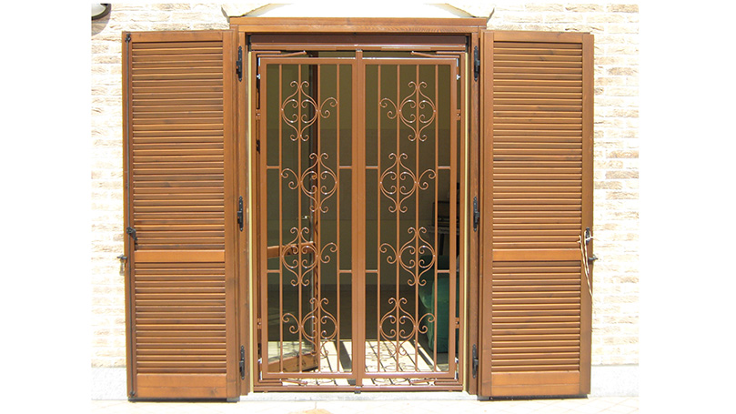 Rolling shutters and gates with opening to overcome the shutters of a French window
