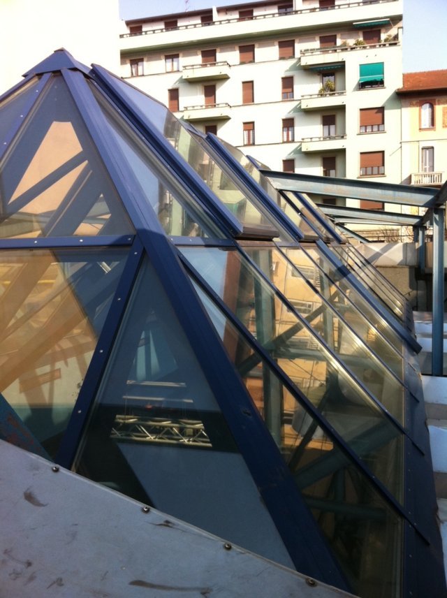 skylight roof of the blue note in milan with electrified openings for natural ventilation