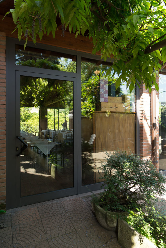 schuco hinged door for the restaurant dell'angolo di vittuone, project realized by aluser