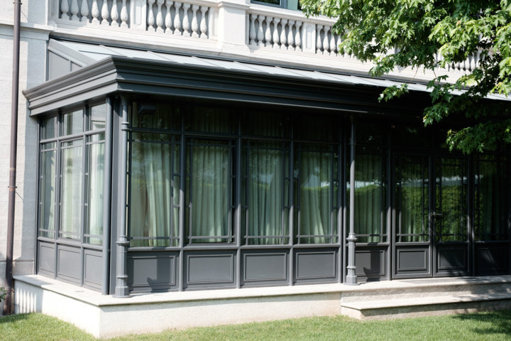 detail of the iron veranda in English style in anthracite grey colour produced and installed by Aluser Srl for the Reti Spa campus.