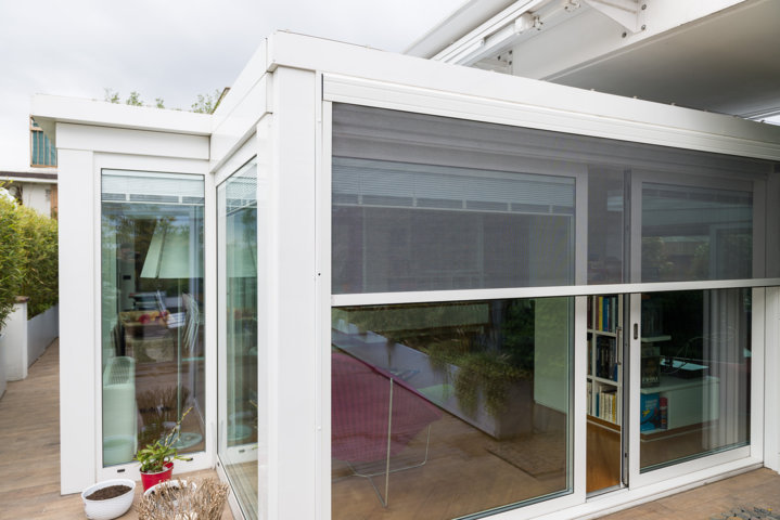 detail of a thermal break veranda where you can see the integrated mosquito nets and motorized blinds