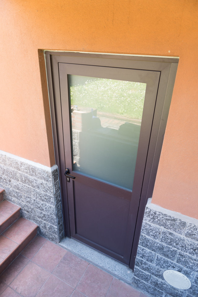 aluminium and glass front door installed in Pavia by Aluser