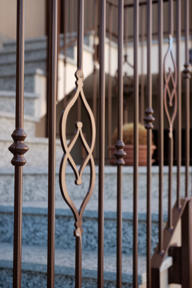 iron staircase railing produced and installed by aluser