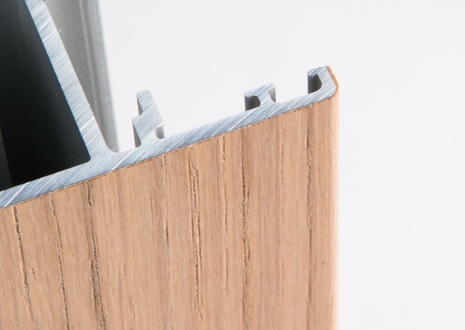 particolare di serramenti in alluminio ricoperti di impiallacciatura in vero legno sistema schuco smartwood