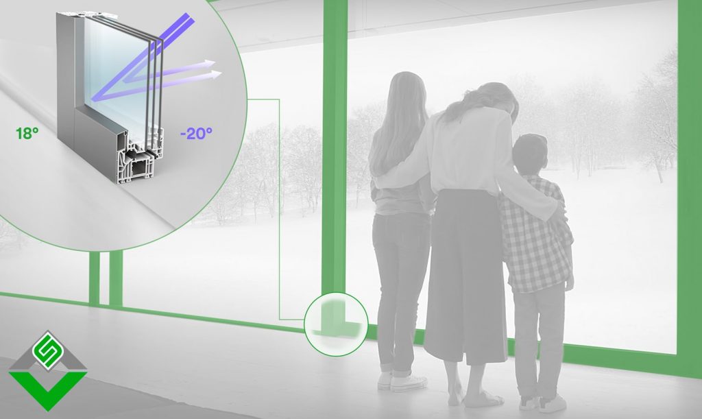 famiglia che guarda fuori dai serramenti spi ad alto isolamento termico